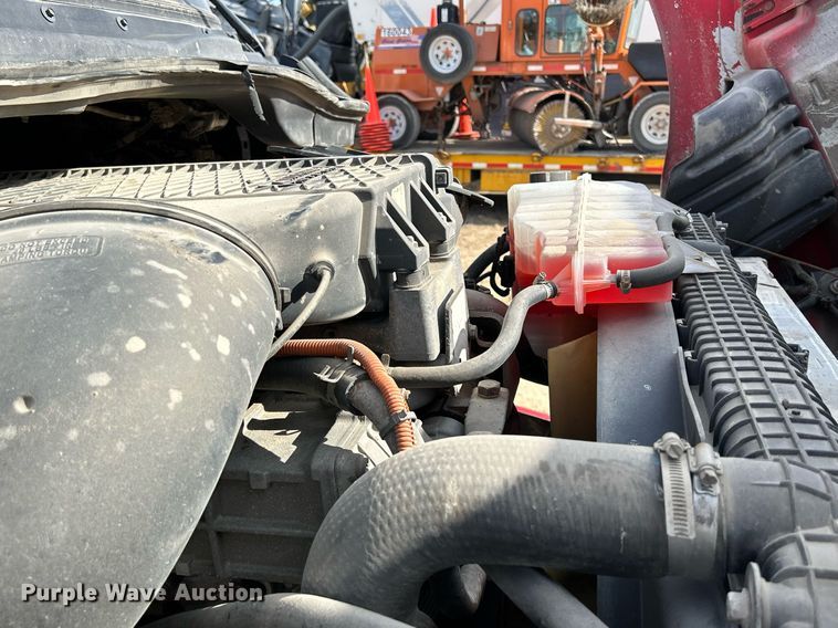 image for item DQ1000 2015 Freightliner Cascadia  semi truck