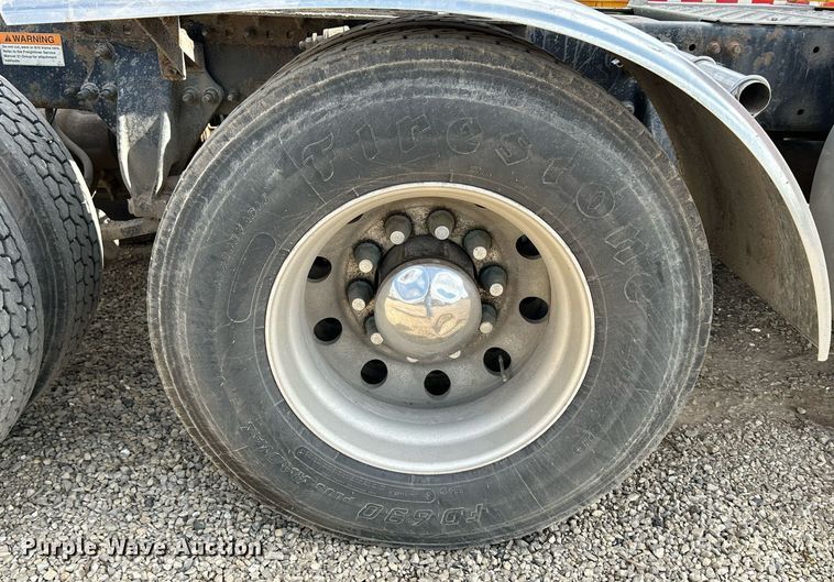 image for item DQ1000 2015 Freightliner Cascadia  semi truck