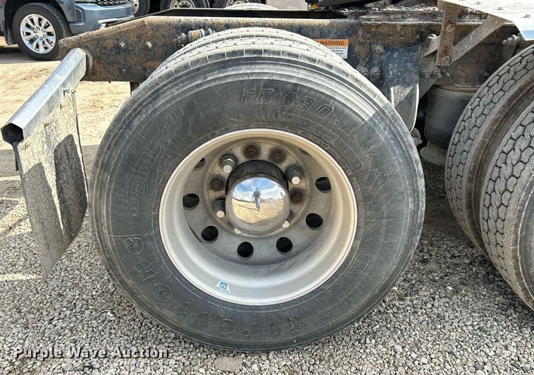 image for item DQ1000 2015 Freightliner Cascadia  semi truck