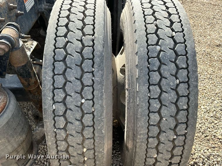 image for item DQ1000 2015 Freightliner Cascadia  semi truck