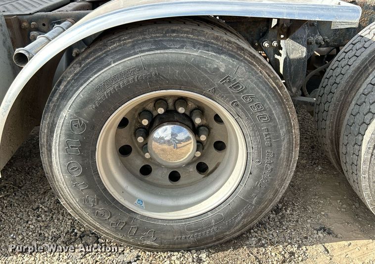 image for item DQ1000 2015 Freightliner Cascadia  semi truck