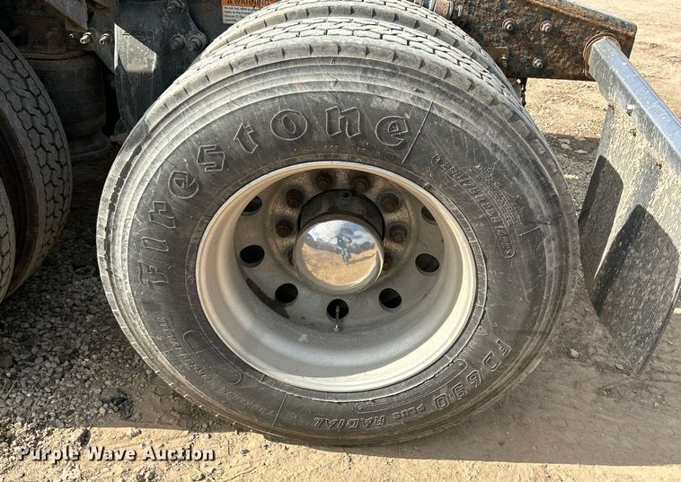 image for item DQ1000 2015 Freightliner Cascadia  semi truck