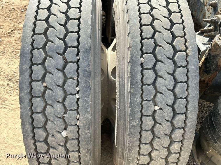 image for item DQ1000 2015 Freightliner Cascadia  semi truck