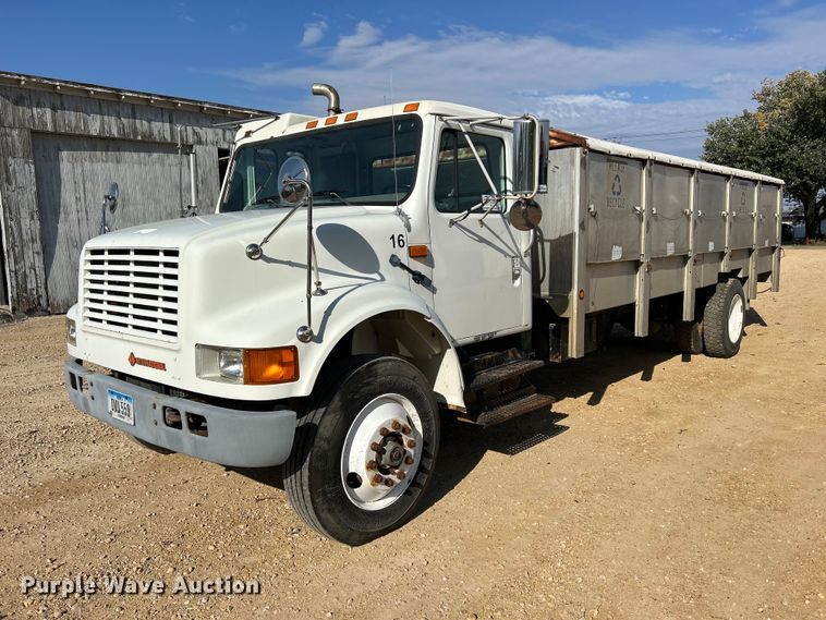 image for item DQ1009 1996 International 4700  refuse truck