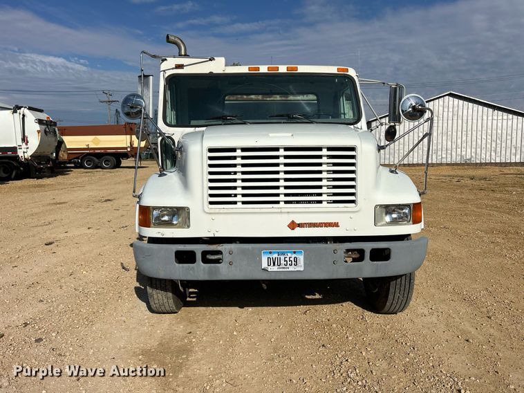 image for item DQ1009 1996 International 4700  refuse truck