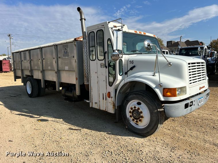 image for item DQ1009 1996 International 4700  refuse truck