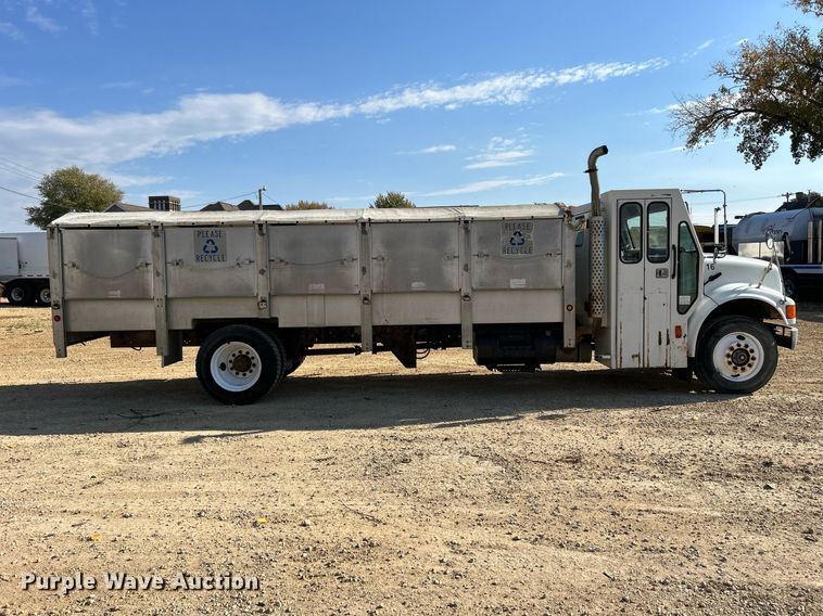 image for item DQ1009 1996 International 4700  refuse truck