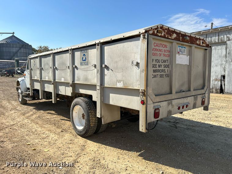 image for item DQ1009 1996 International 4700  refuse truck