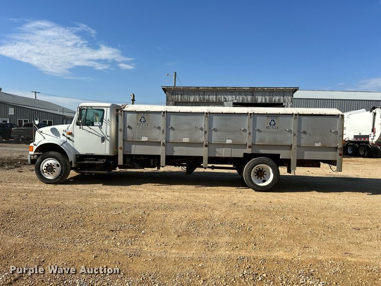 image for item DQ1009 1996 International 4700  refuse truck