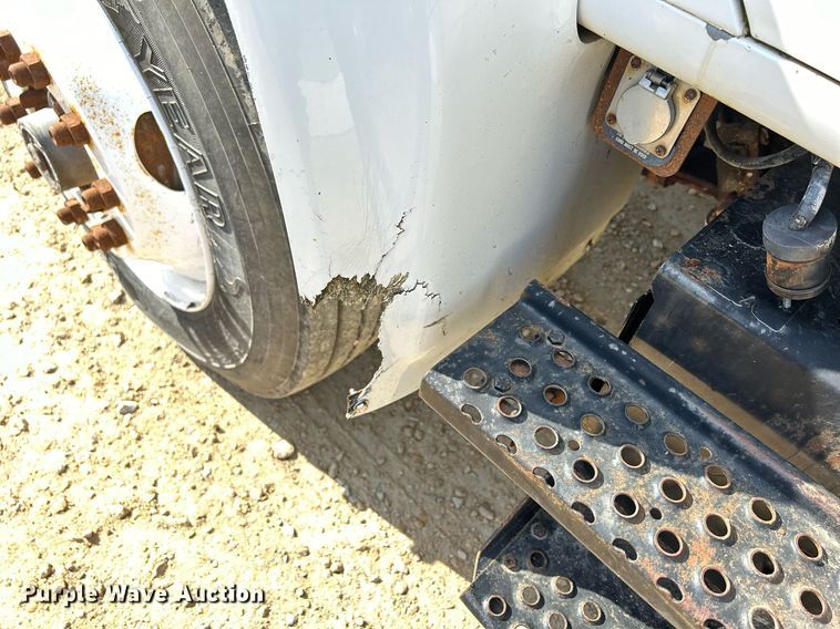 image for item DQ1009 1996 International 4700  refuse truck