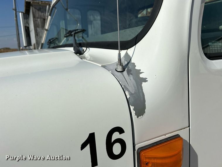 image for item DQ1009 1996 International 4700  refuse truck