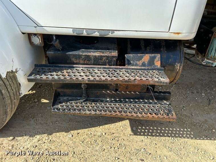 image for item DQ1009 1996 International 4700  refuse truck