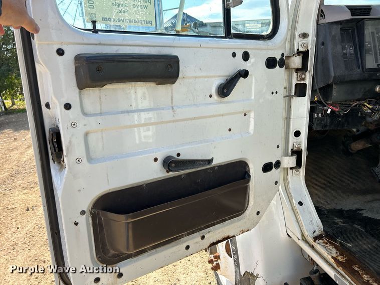 image for item DQ1009 1996 International 4700  refuse truck