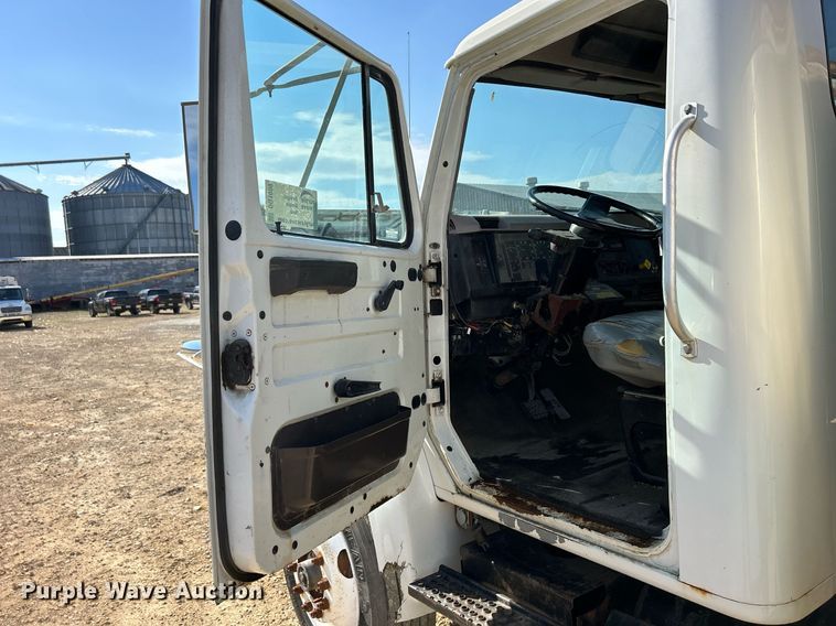 image for item DQ1009 1996 International 4700  refuse truck