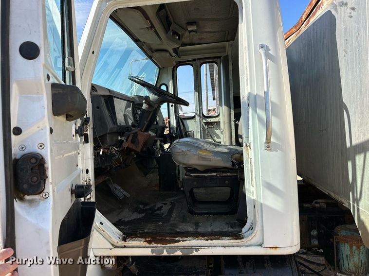 image for item DQ1009 1996 International 4700  refuse truck