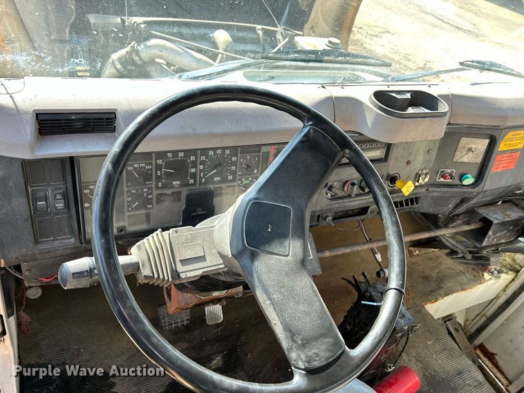 image for item DQ1009 1996 International 4700  refuse truck