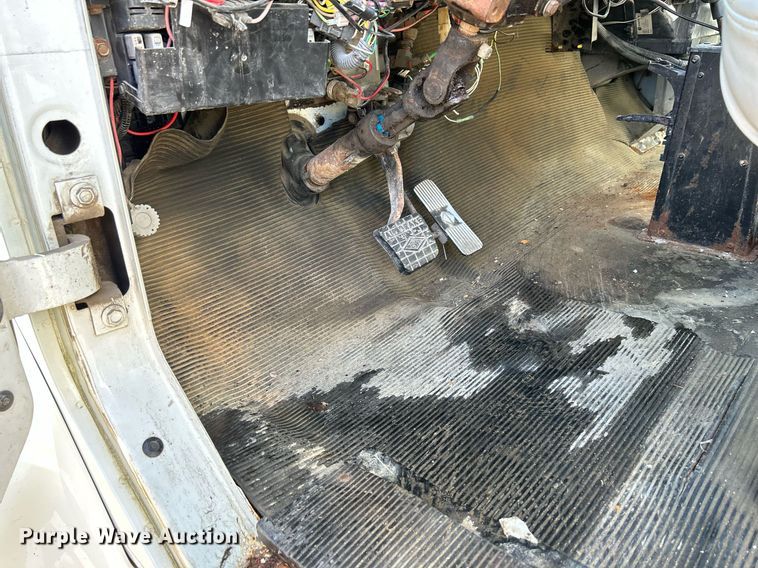 image for item DQ1009 1996 International 4700  refuse truck