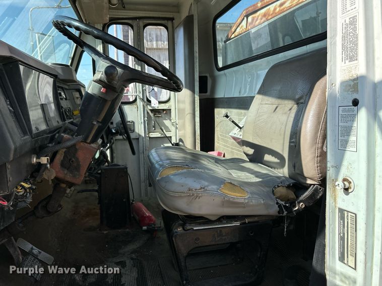 image for item DQ1009 1996 International 4700  refuse truck