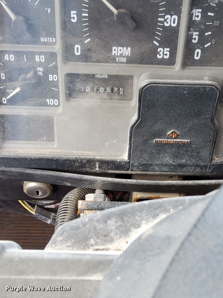 image for item DQ1009 1996 International 4700  refuse truck