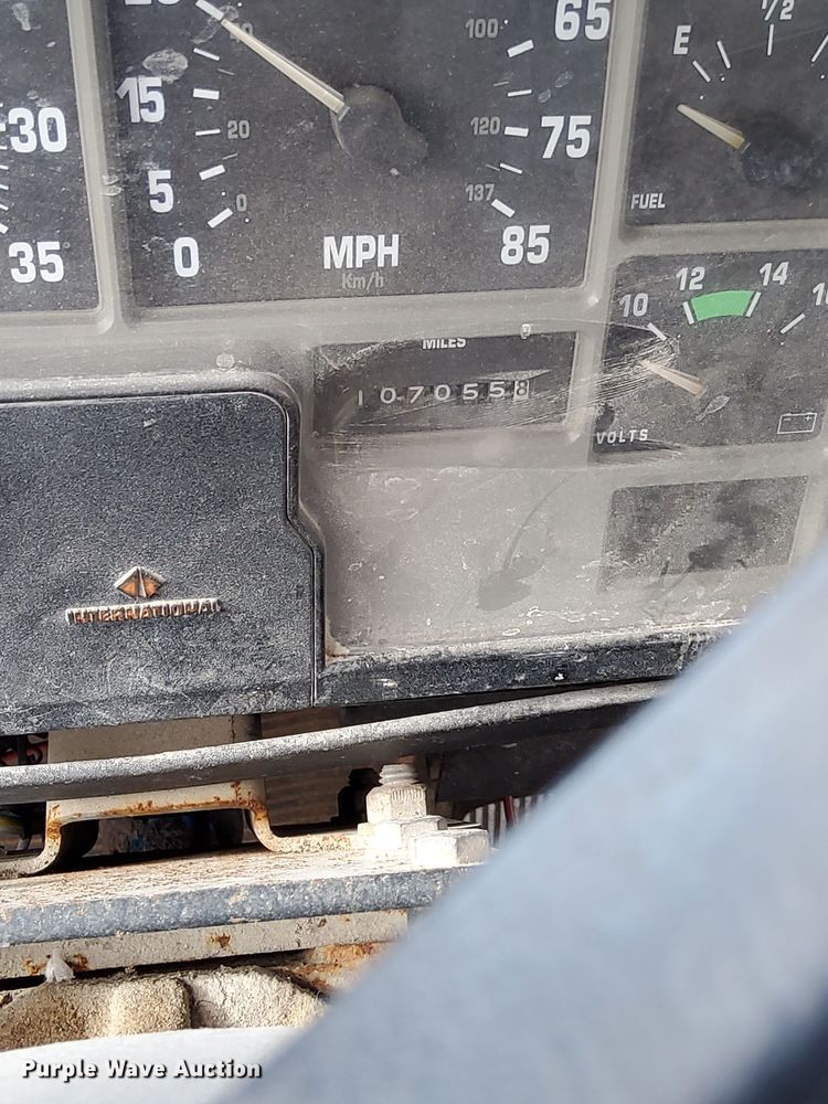 image for item DQ1009 1996 International 4700  refuse truck