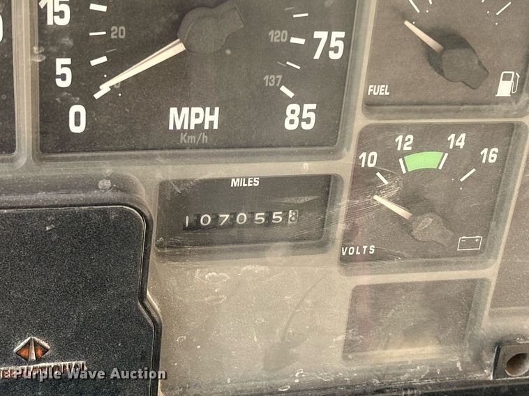 image for item DQ1009 1996 International 4700  refuse truck