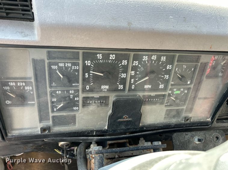 image for item DQ1009 1996 International 4700  refuse truck