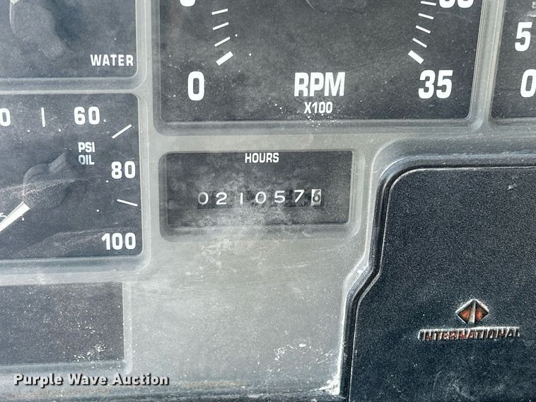 image for item DQ1009 1996 International 4700  refuse truck