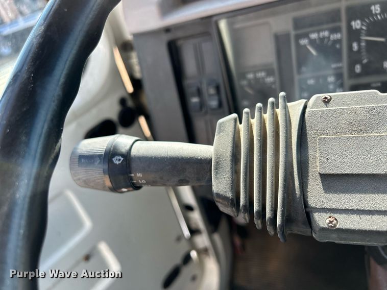 image for item DQ1009 1996 International 4700  refuse truck