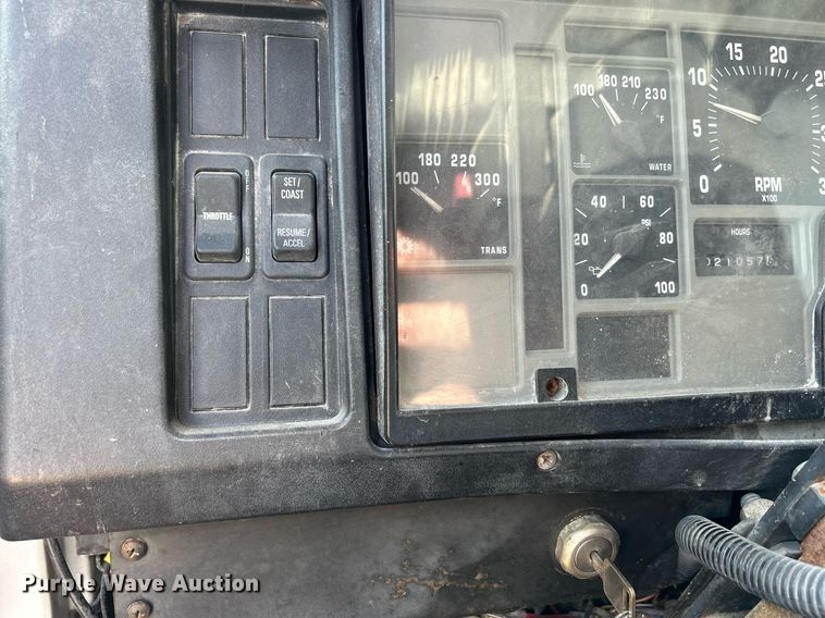 image for item DQ1009 1996 International 4700  refuse truck