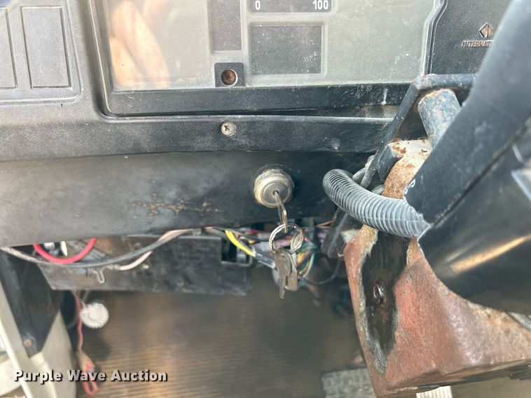 image for item DQ1009 1996 International 4700  refuse truck