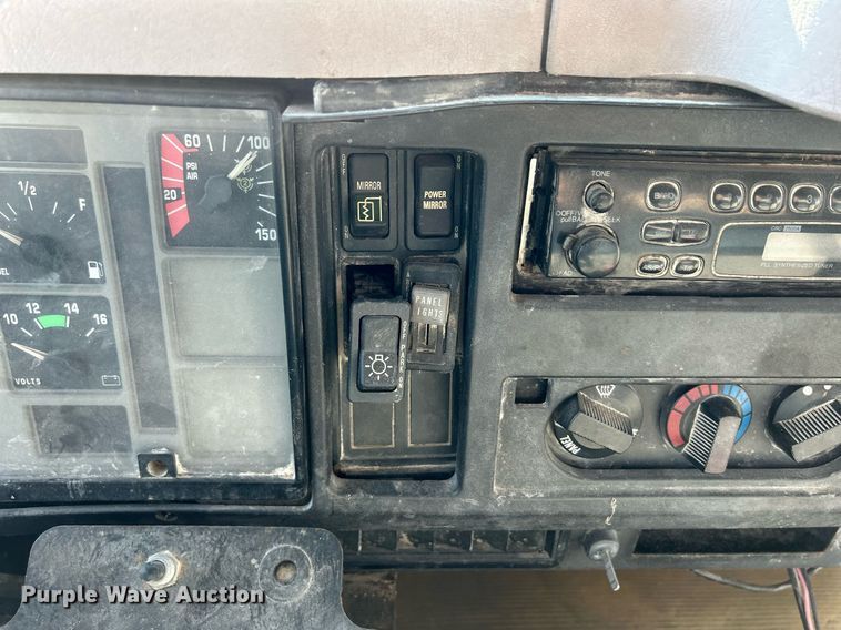 image for item DQ1009 1996 International 4700  refuse truck