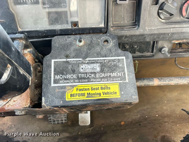 image for item DQ1009 1996 International 4700  refuse truck