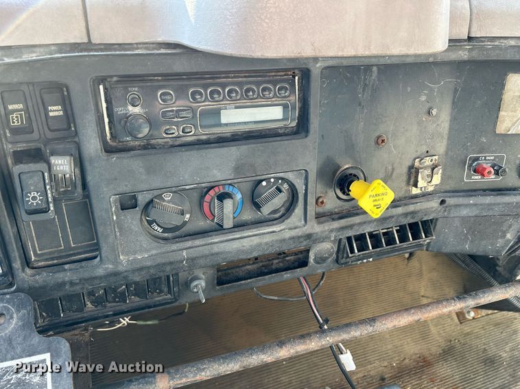 image for item DQ1009 1996 International 4700  refuse truck