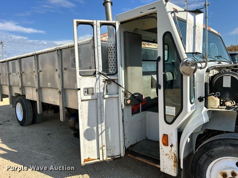 image for item DQ1009 1996 International 4700  refuse truck