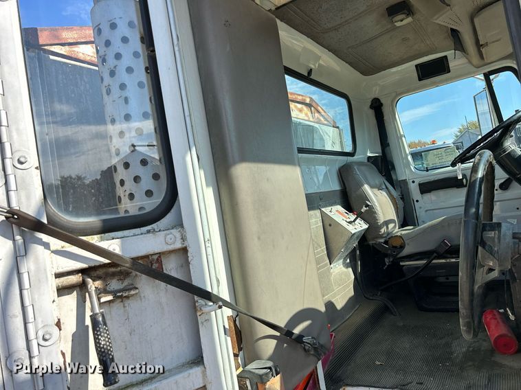 image for item DQ1009 1996 International 4700  refuse truck