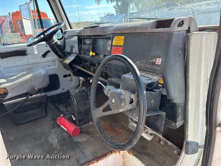 image for item DQ1009 1996 International 4700  refuse truck