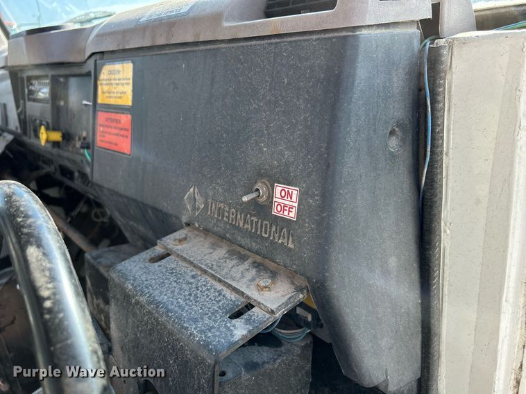 image for item DQ1009 1996 International 4700  refuse truck