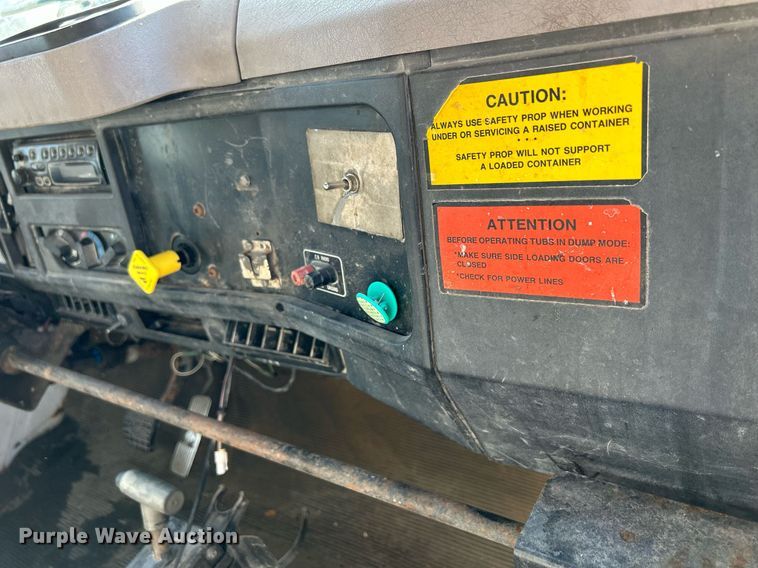 image for item DQ1009 1996 International 4700  refuse truck