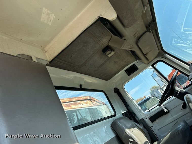 image for item DQ1009 1996 International 4700  refuse truck