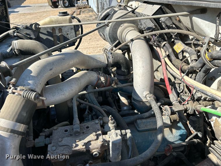 image for item DQ1009 1996 International 4700  refuse truck