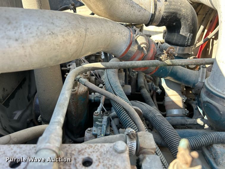 image for item DQ1009 1996 International 4700  refuse truck