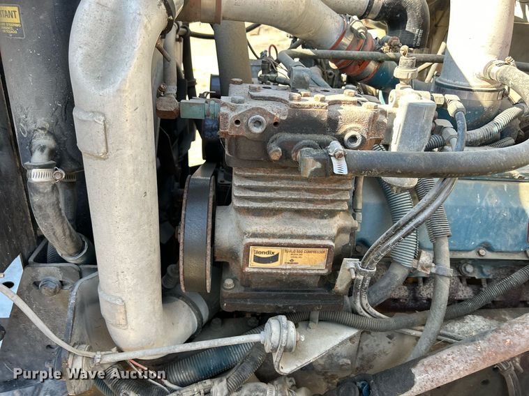 image for item DQ1009 1996 International 4700  refuse truck