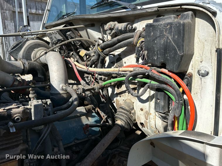 image for item DQ1009 1996 International 4700  refuse truck