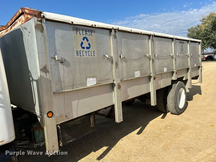 image for item DQ1009 1996 International 4700  refuse truck