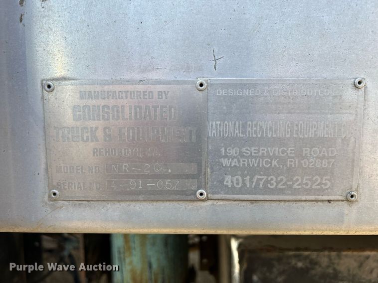 image for item DQ1009 1996 International 4700  refuse truck