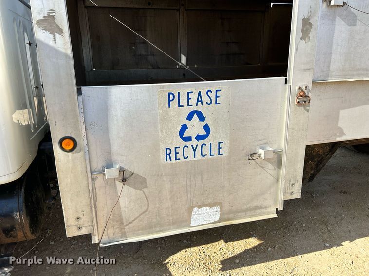 image for item DQ1009 1996 International 4700  refuse truck