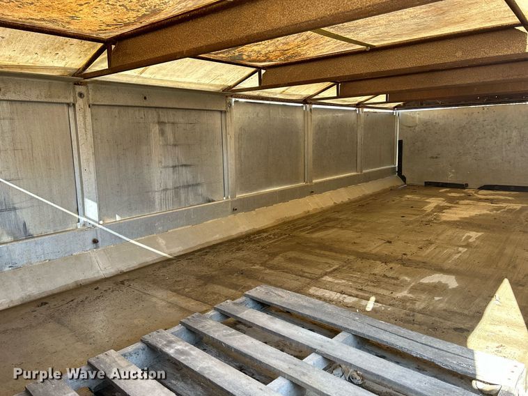 image for item DQ1009 1996 International 4700  refuse truck