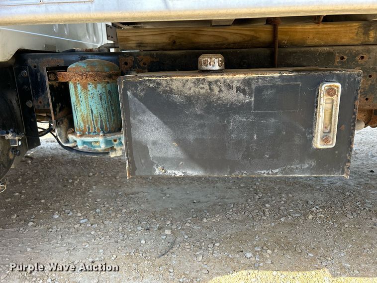 image for item DQ1009 1996 International 4700  refuse truck