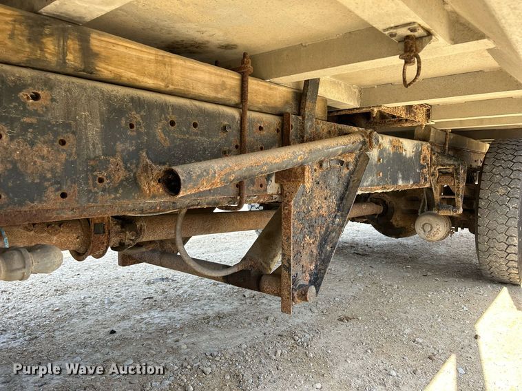 image for item DQ1009 1996 International 4700  refuse truck