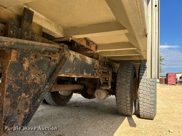 image for item DQ1009 1996 International 4700  refuse truck